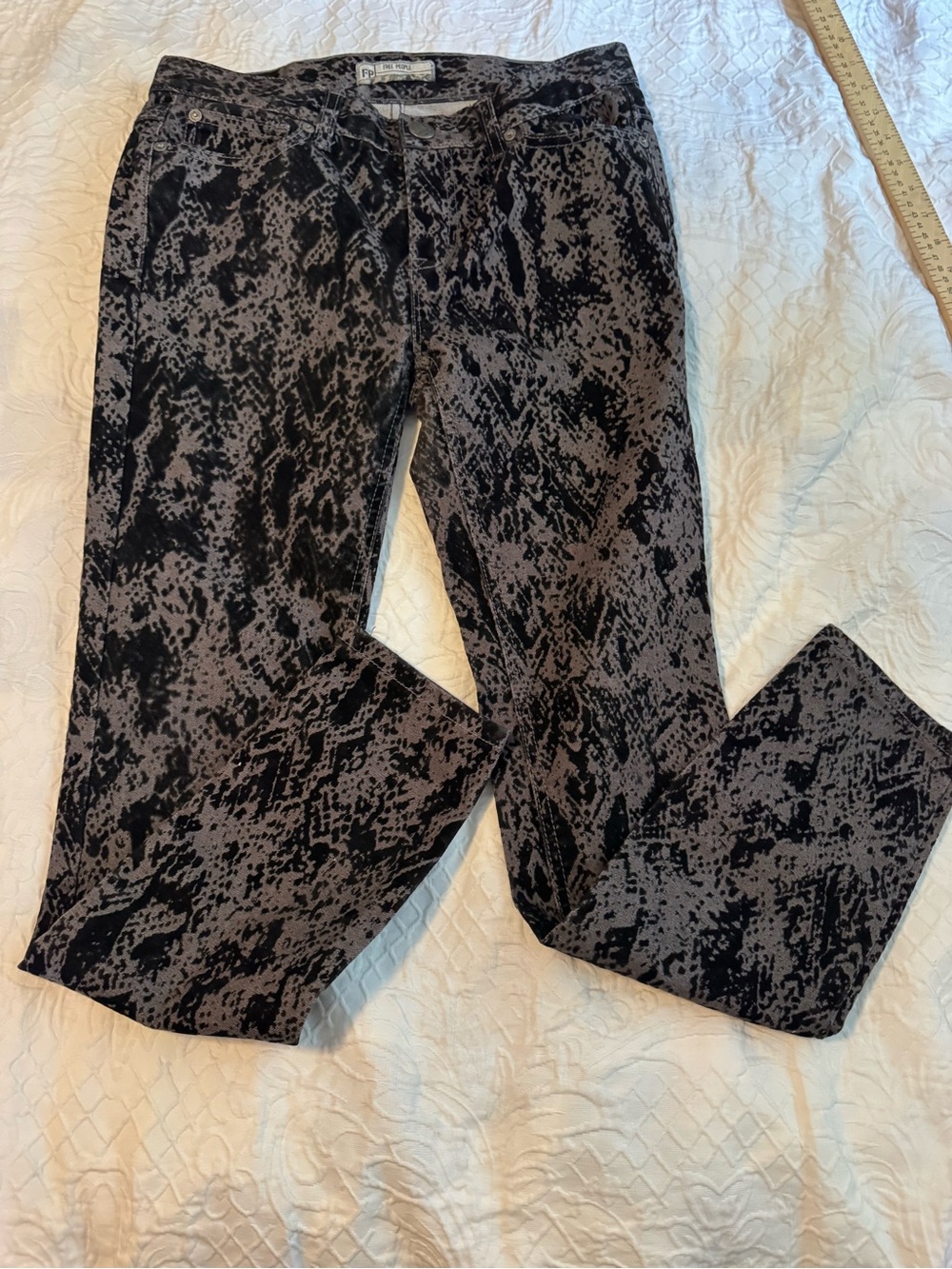 Free People Womens 27 Gray Black Snake Print Skinny Jeans Stretch Animal Print